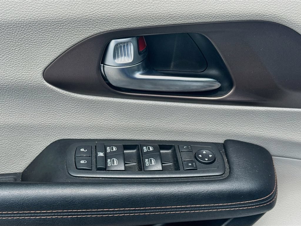 Used 2019 Chrysler Pacifica Touring-L Plus w/ Advanced Safetytec Group FWD image 19