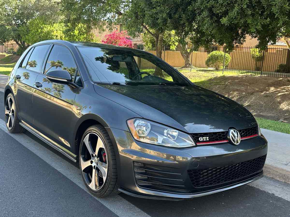 Used 2015 Volkswagen GTI SE FWD image 2