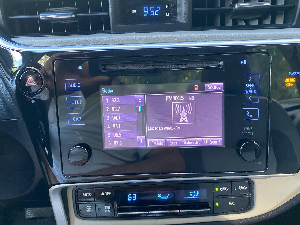 Used 2019 Toyota Corolla LE FWD image 27