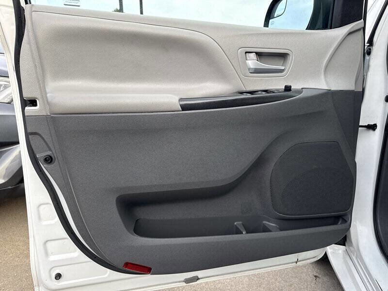Used 2017 Toyota Sienna LE image 14
