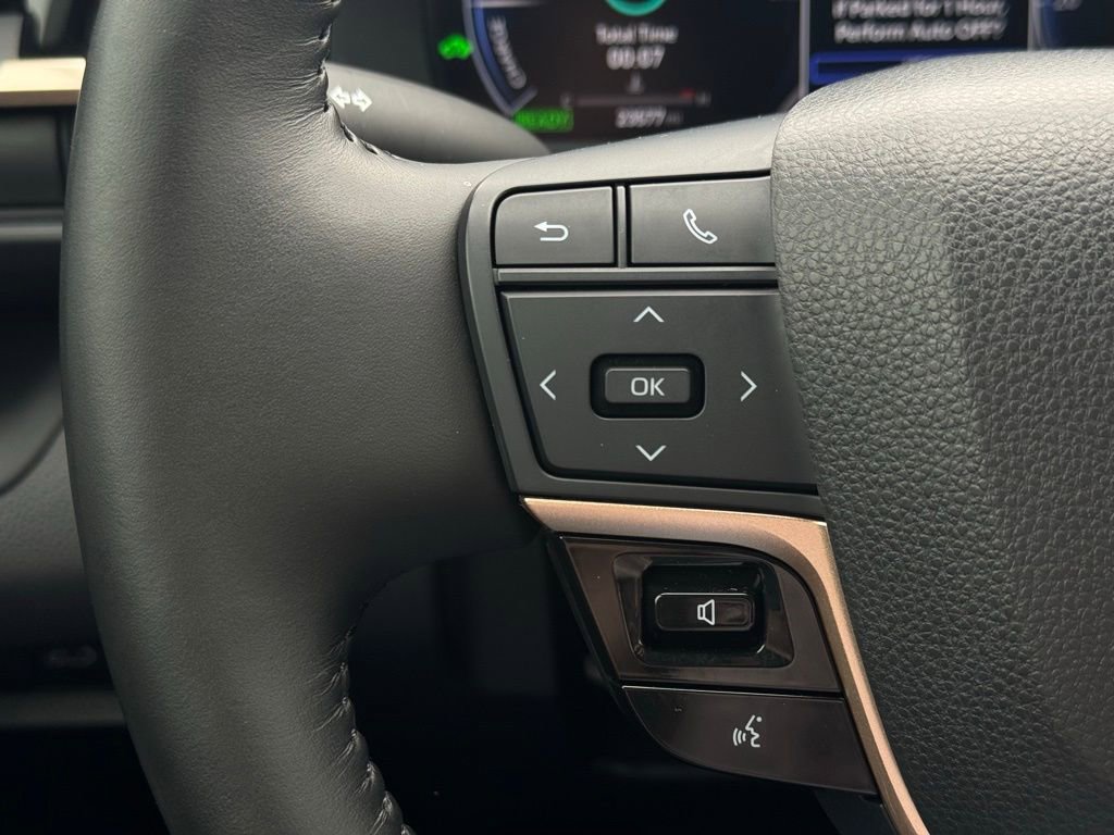 Used 2023 Toyota Crown Limited image 22