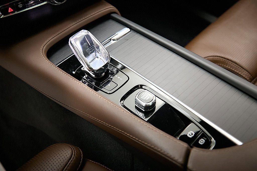 Certified 2024 Volvo XC90 T8 Ultimate w/ Protection Package image 18