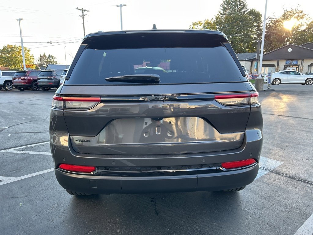 New 2025 Jeep Grand Cherokee Altitude image 4