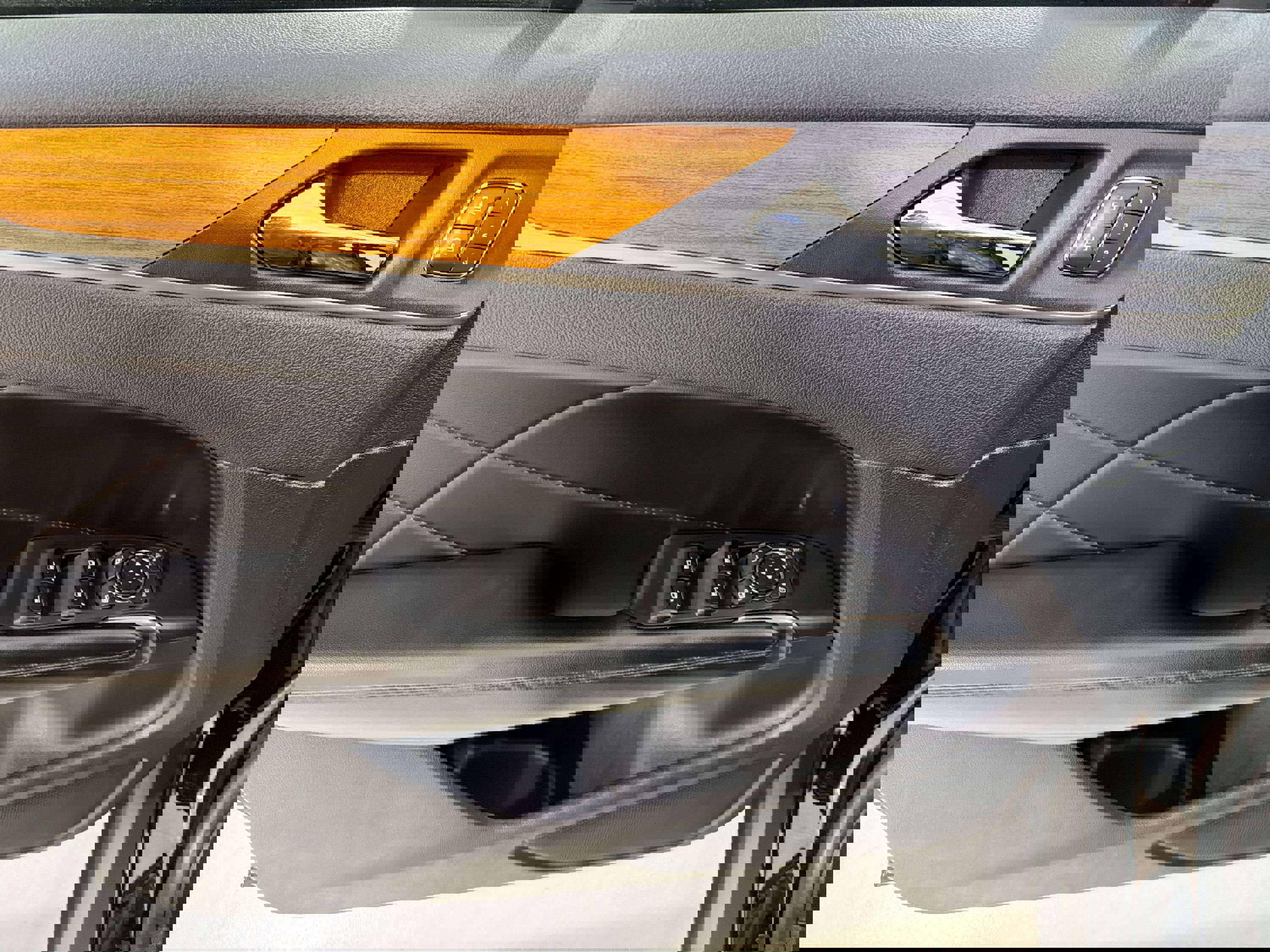 Used 2018 Lincoln MKC Select w/ Select Plus Package image 12