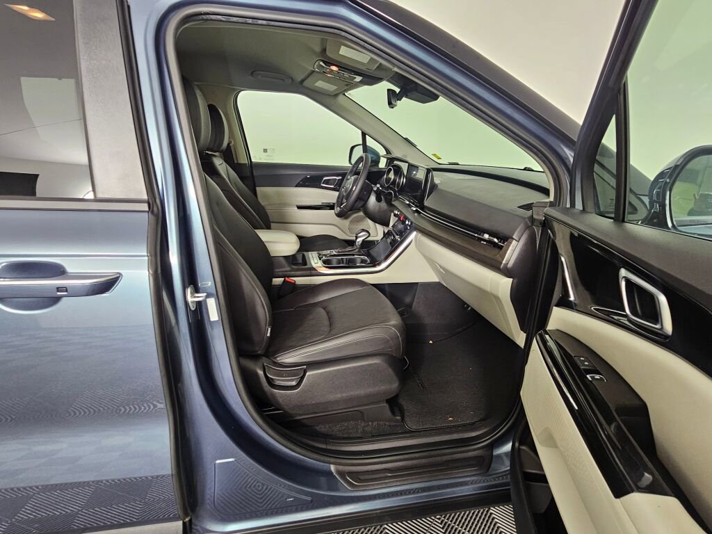 Used 2024 Kia Carnival EX image 41