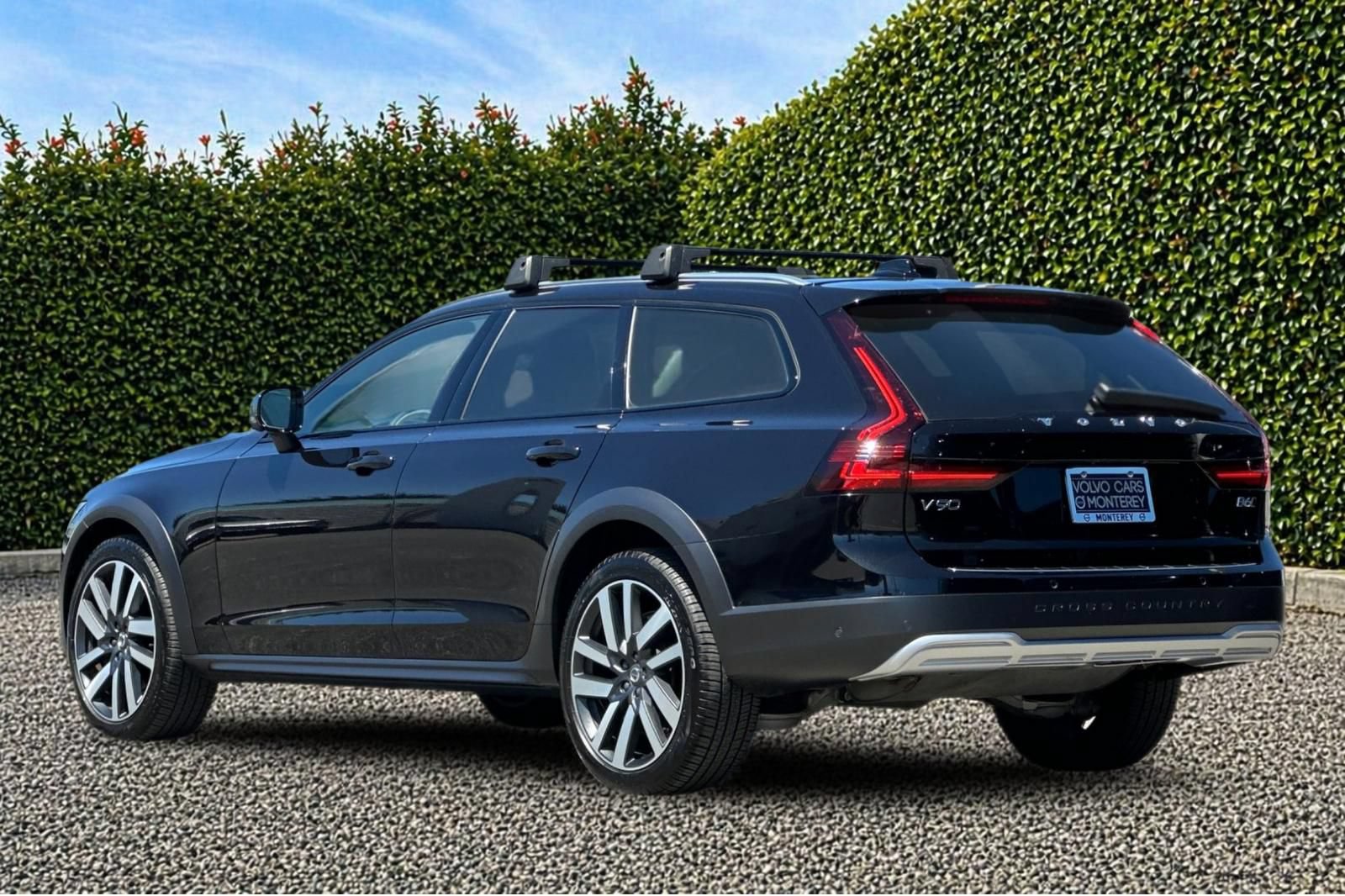 Used 2025 Volvo V90 B6 Cross Country Ultra AWD/4WD image 6