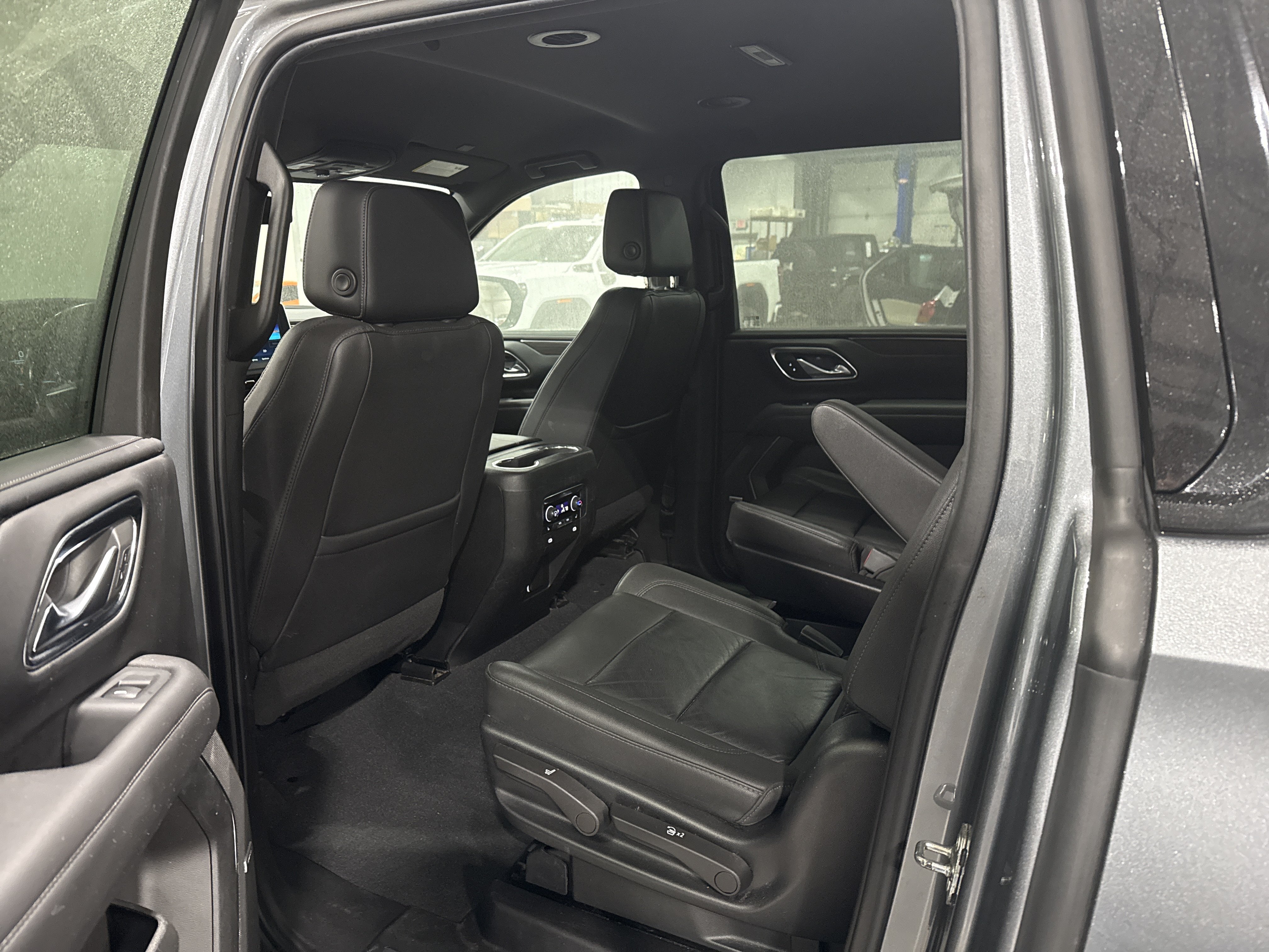 Used 2022 Chevrolet Suburban Z71 w/ Luxury Package AWD/4WD image 9