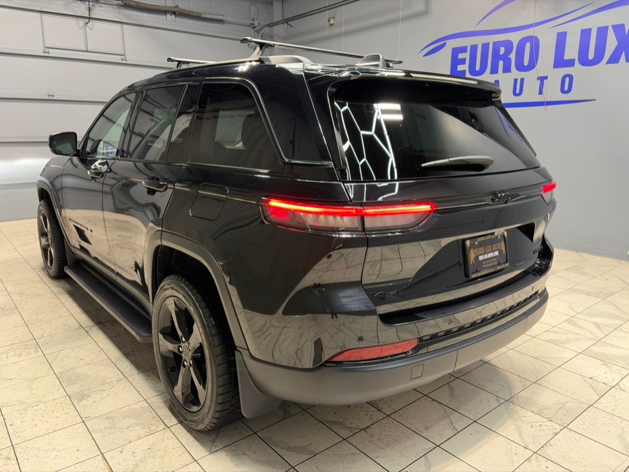 Used 2023 Jeep Grand Cherokee Limited w/ Black Appearance Package AWD/4WD image 8