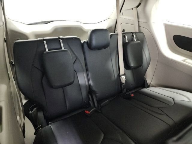 Used 2017 Chrysler Pacifica Touring-L image 17