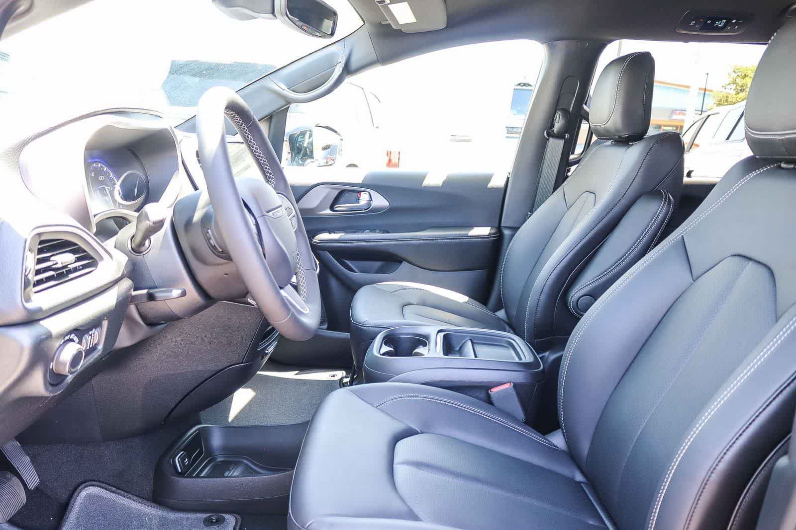 New 2027 Chrysler Pacifica Select FWD image 19