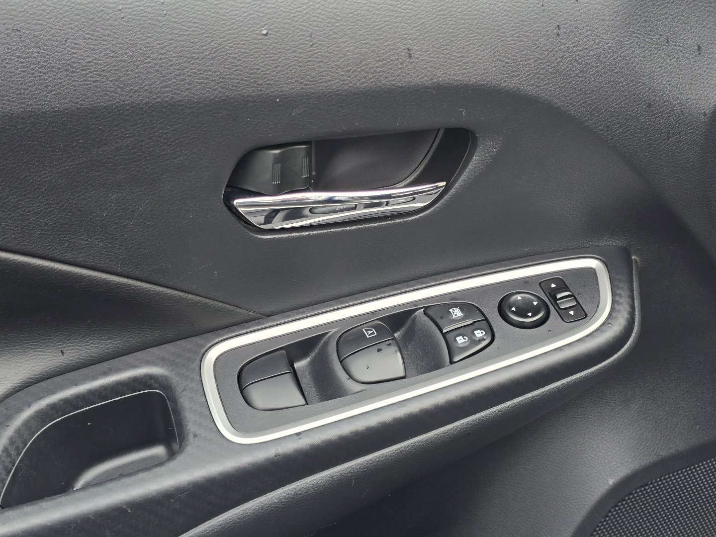 Used 2024 Nissan Versa SR image 30