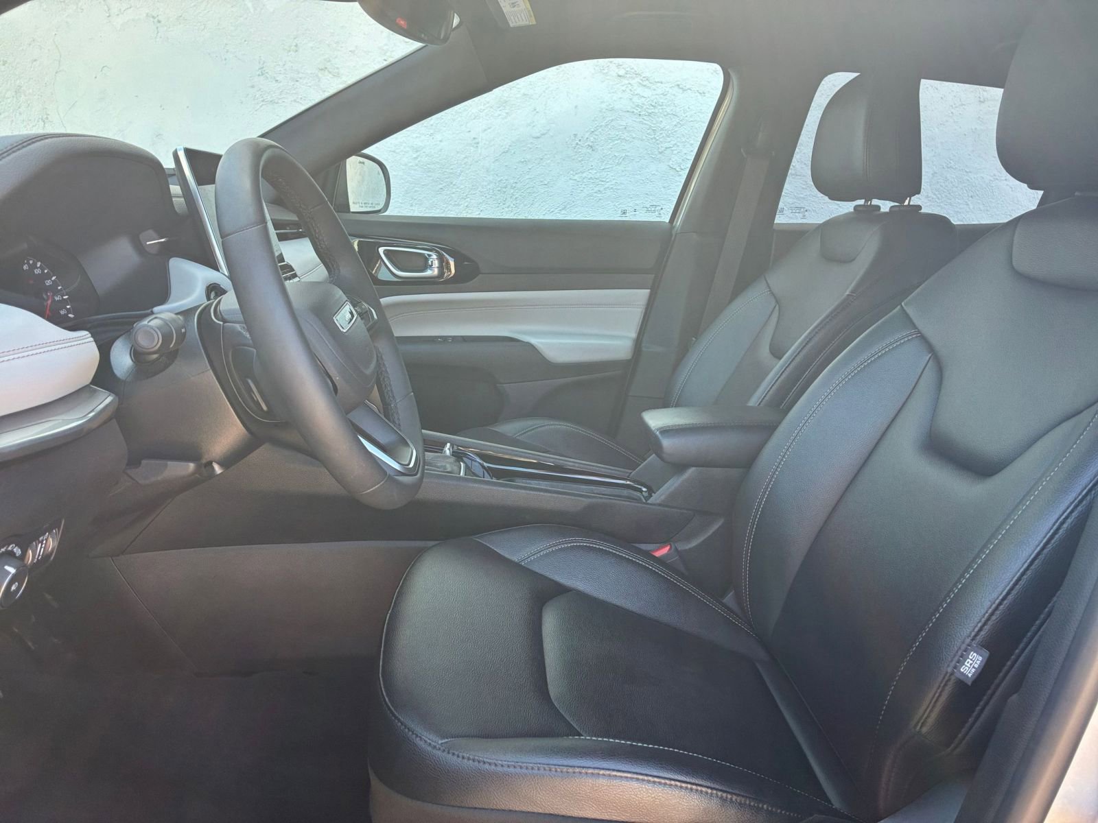 Used 2025 Jeep Compass Limited image 28