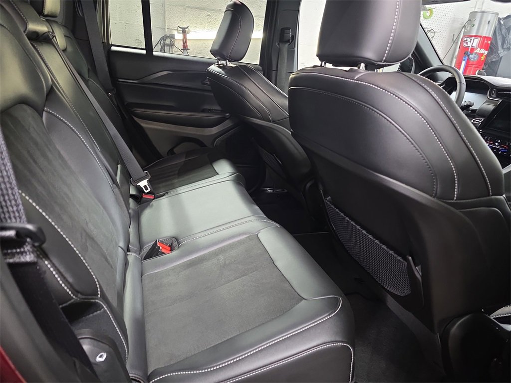 Used 2024 Jeep Grand Cherokee Altitude image 11