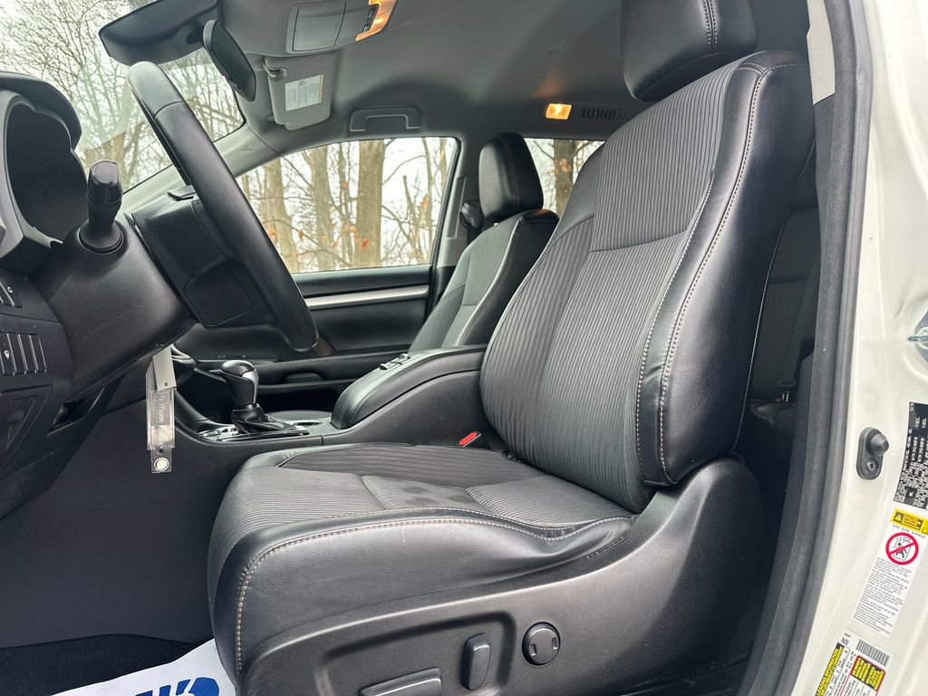Used 2017 Toyota Highlander LE image 3