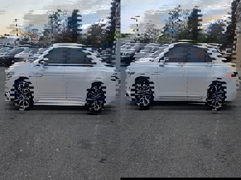 Used 2019 Lincoln Continental Select image 3