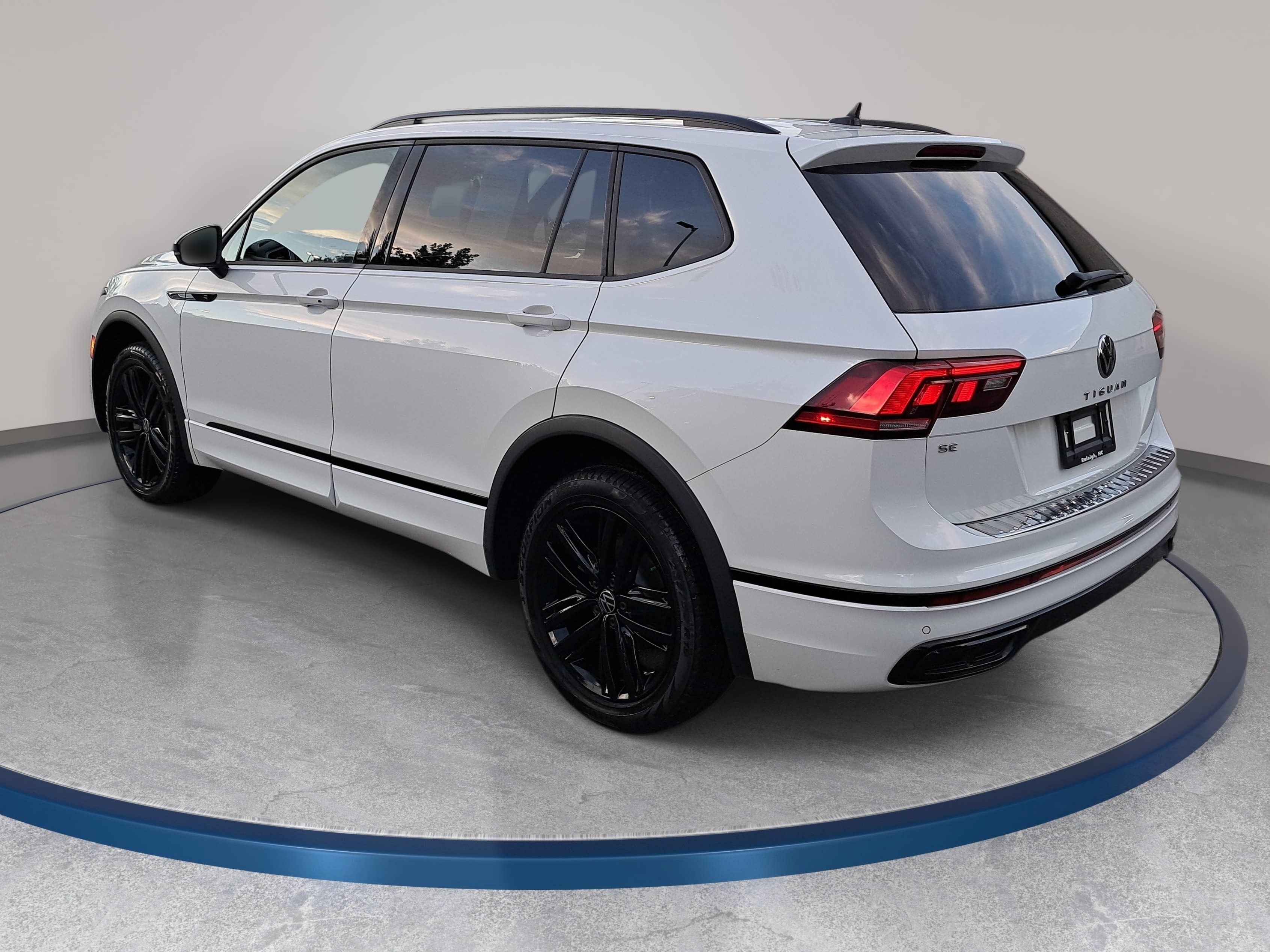 Certified 2022 Volkswagen Tiguan SE R-Line AWD/4WD image 7