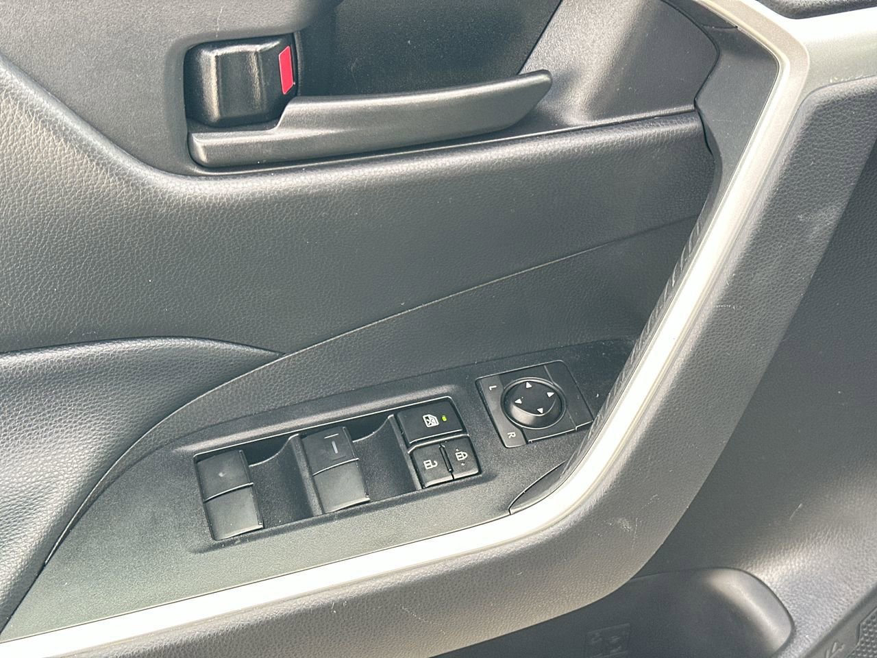 Used 2022 Toyota RAV4 LE image 15