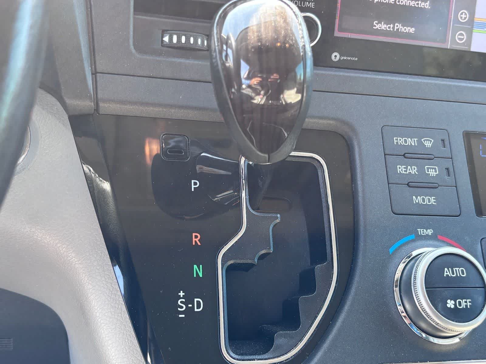 Used 2020 Toyota Sienna XLE w/ XLE Navigation Package FWD image 24