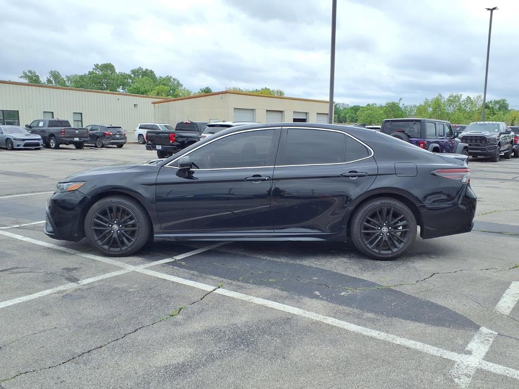 Used 2021 Toyota Camry SE FWD image 4