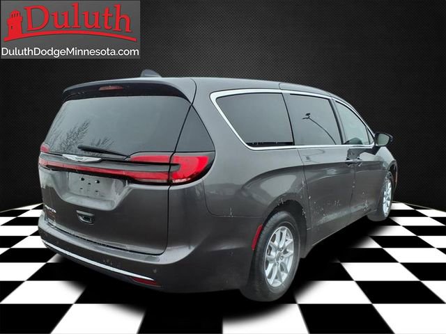 Used 2023 Chrysler Pacifica Touring-L FWD image 5