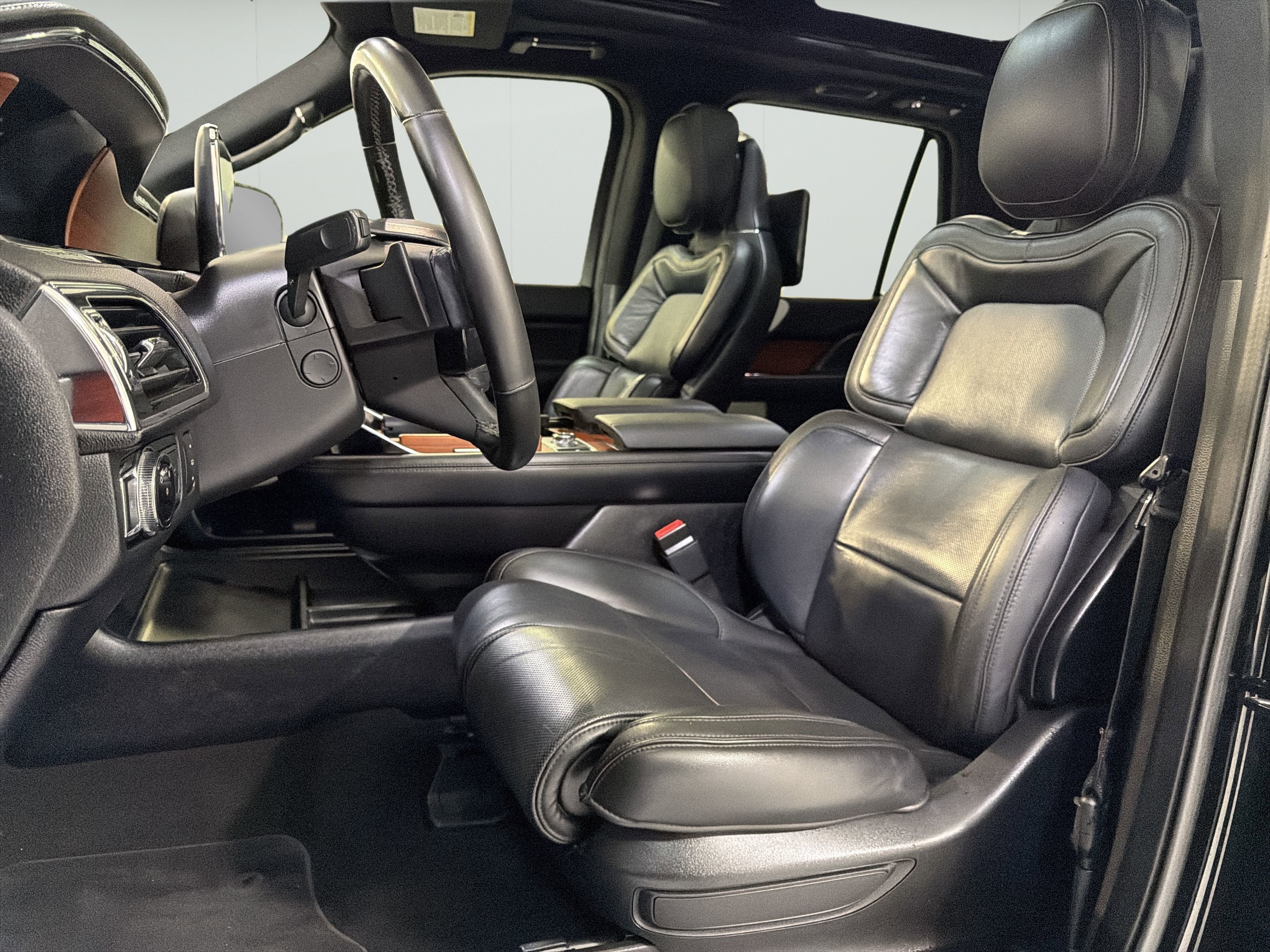 Used 2018 Lincoln Navigator L Reserve w/ Technology Package AWD/4WD image 10