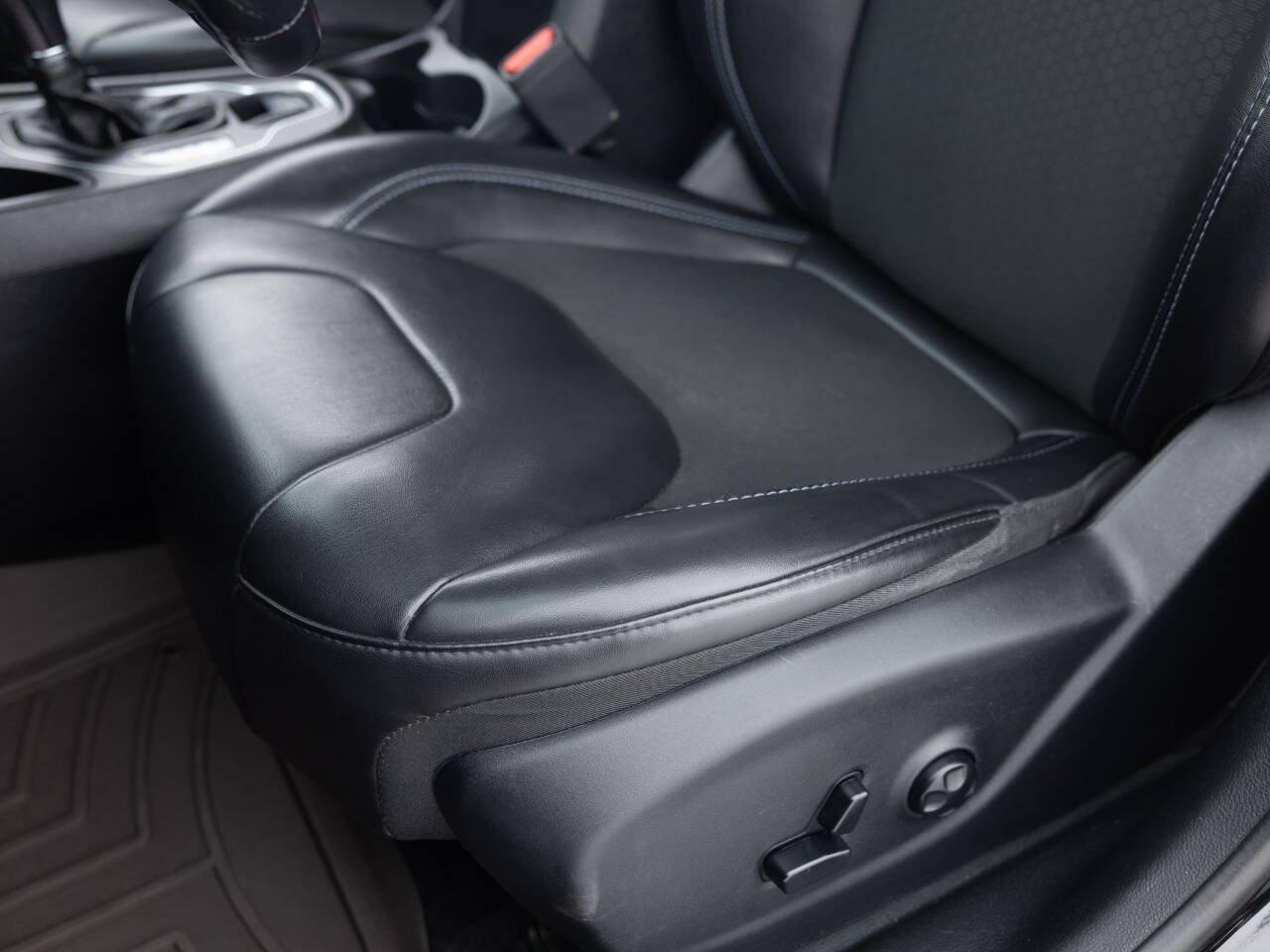 Used 2019 Jeep Cherokee Latitude Plus w/ Cold Weather Group FWD image 23