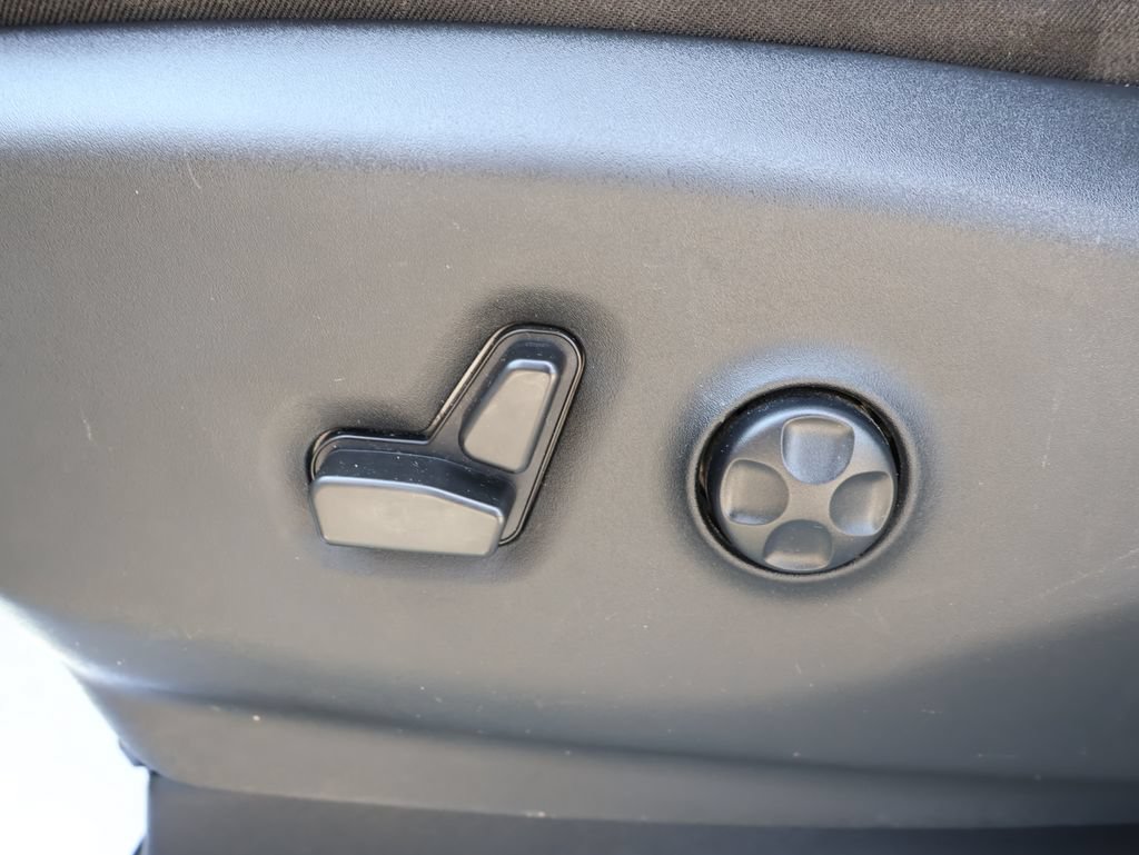 Used 2023 Chrysler Pacifica Limited w/ Uconnect Theater Family Group AWD/4WD image 13