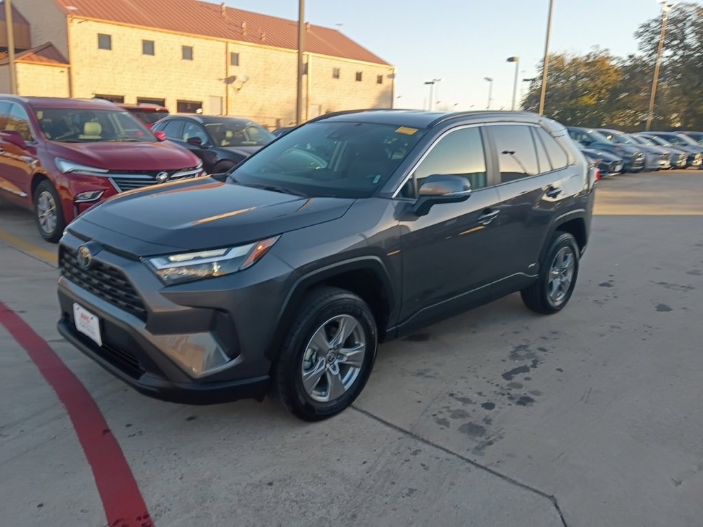 Used 2025 Toyota RAV4 XLE image 1