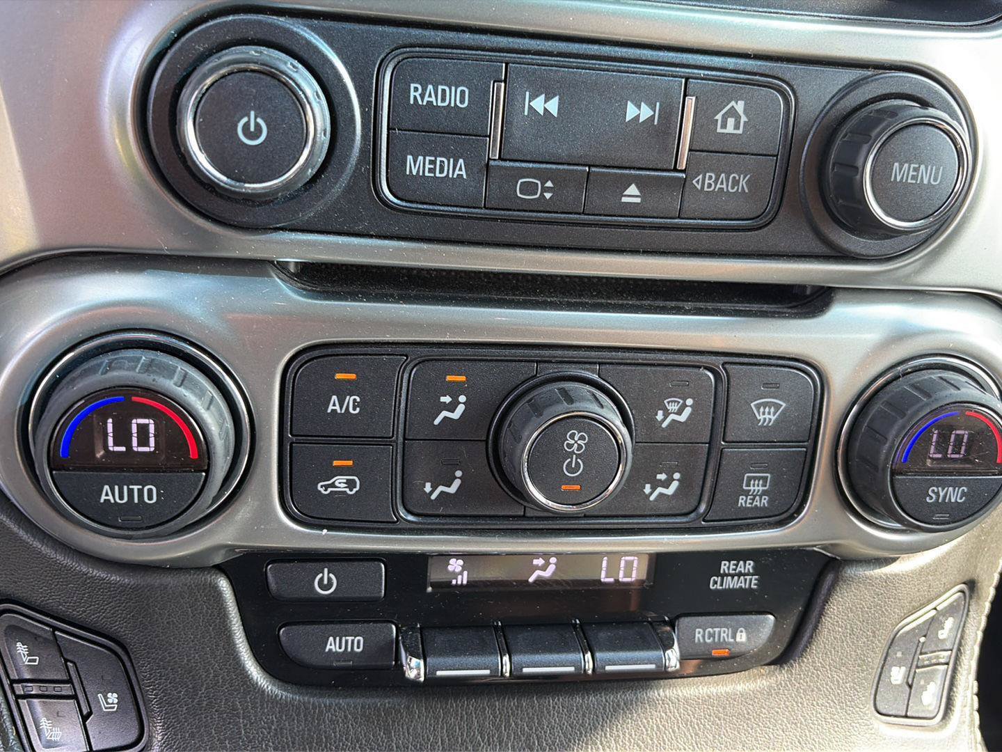 Used 2019 Chevrolet Suburban Premier AWD/4WD image 21