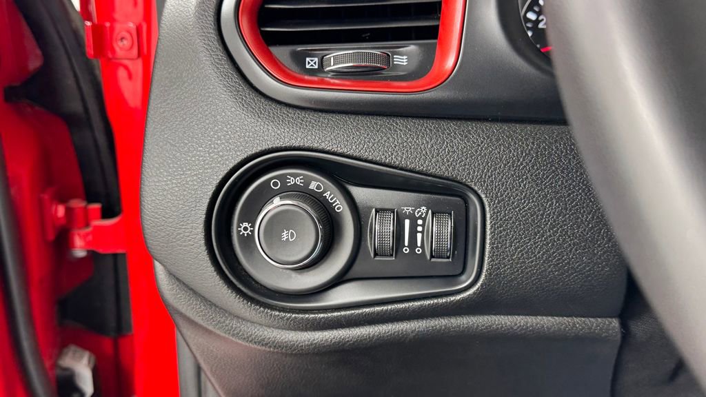 Used 2023 Jeep Renegade Trailhawk AWD/4WD image 32