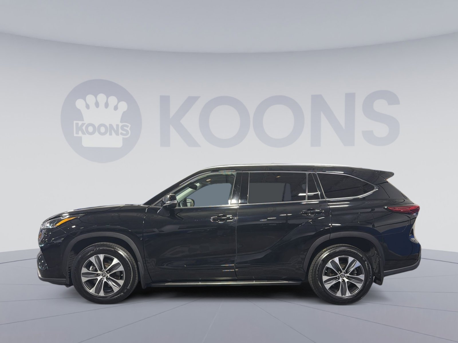 Used 2021 Toyota Highlander XLE AWD/4WD image 2