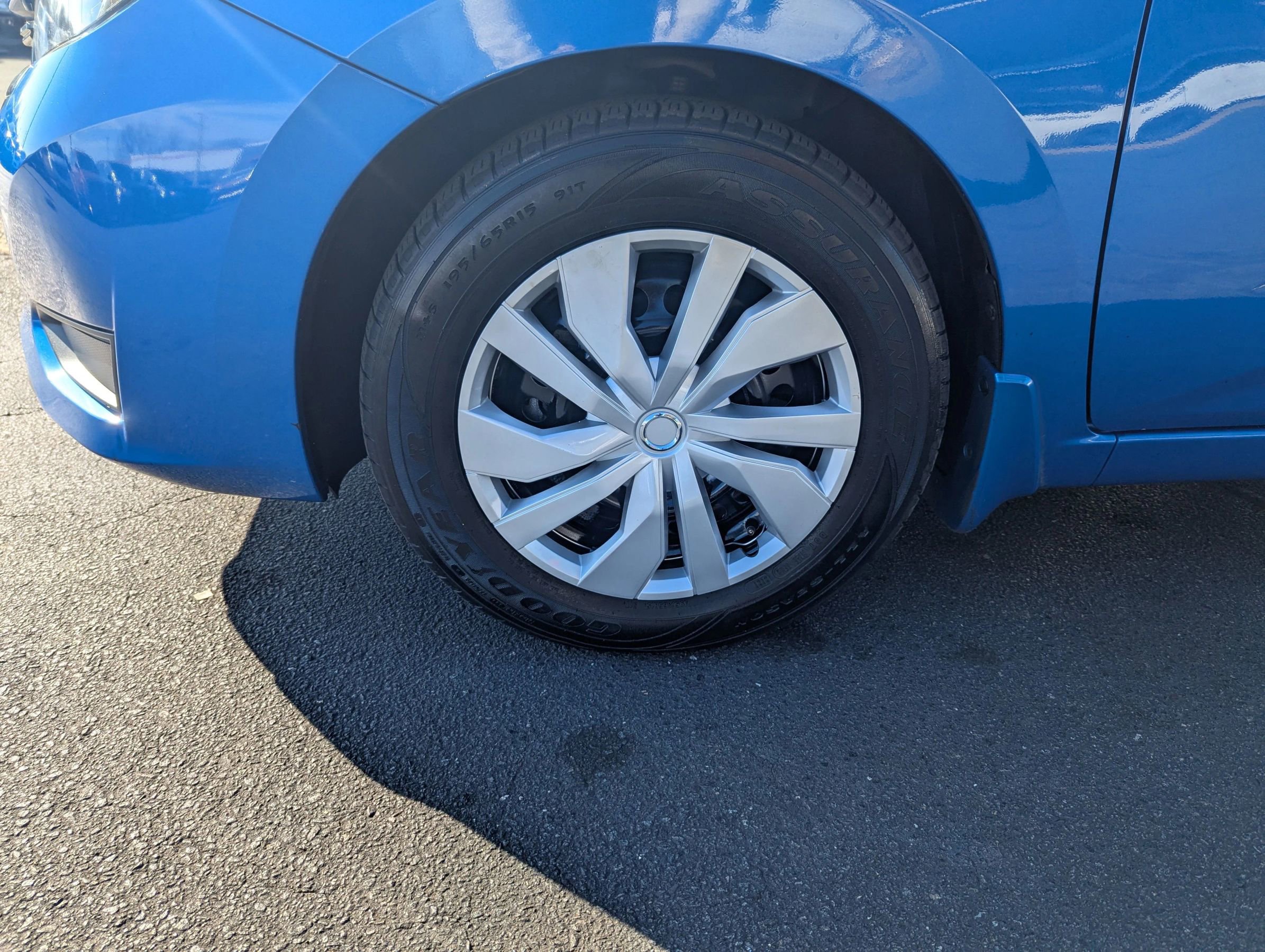 Used 2023 Nissan Versa S w/ Trunk Package image 23