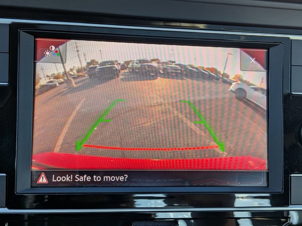 Used 2023 Volkswagen Jetta SE w/ Panoramic Sunroof Package image 14