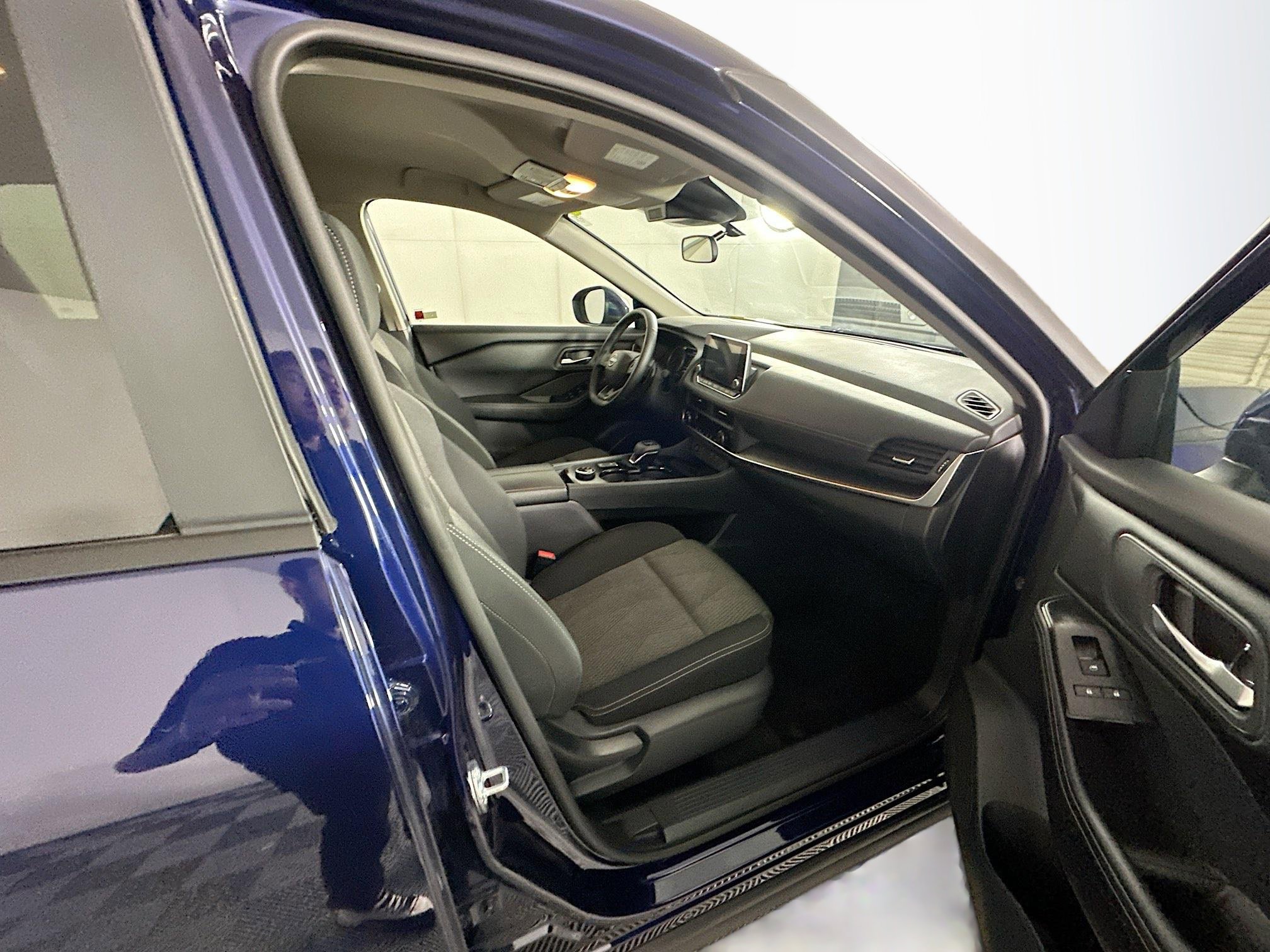 Used 2025 Nissan Rogue SV image 30