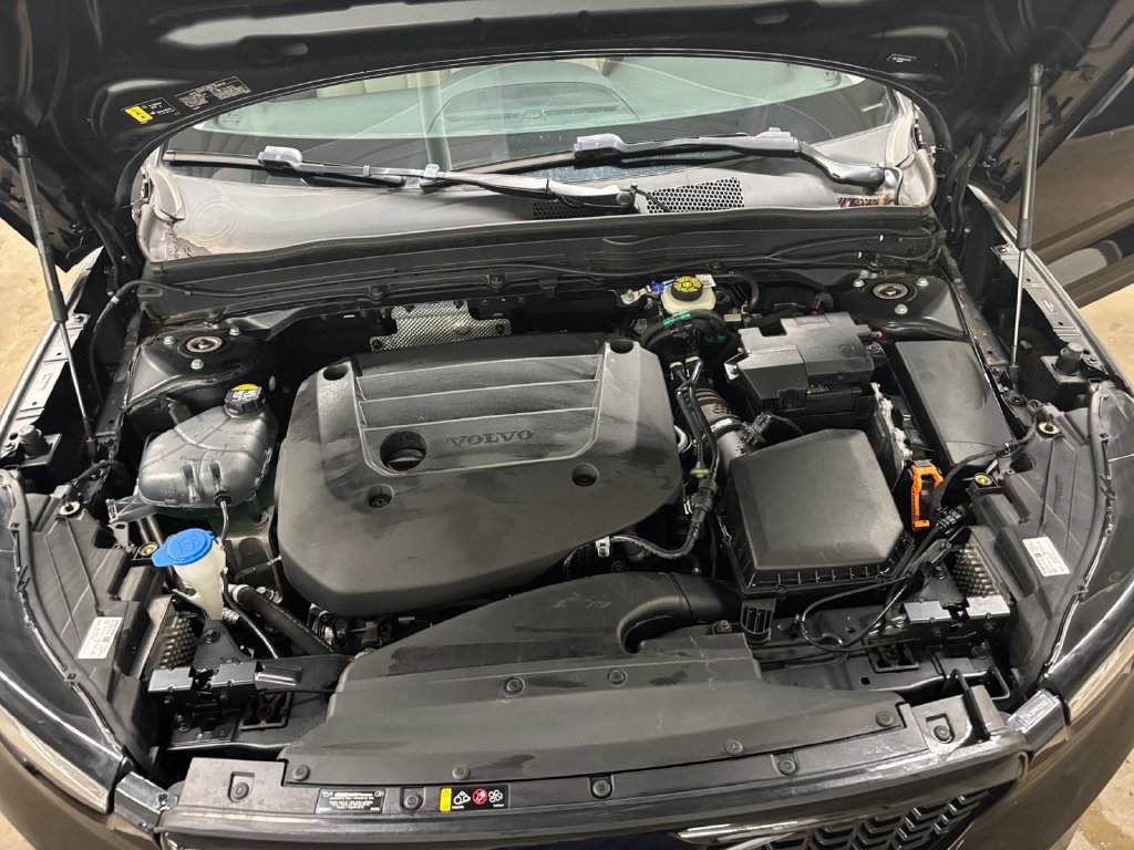 Certified 2024 Volvo XC40 B5 Ultimate w/ Protection Package Premier AWD/4WD image 9