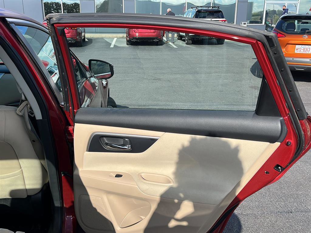 Used 2015 Nissan Altima 2.5 SV w/ Convenience Package image 16