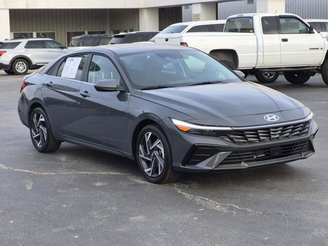 Used 2025 Hyundai Elantra SEL image 2