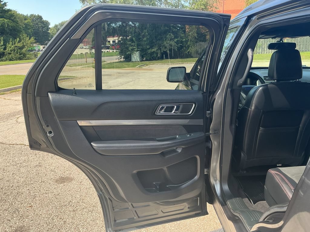 Used 2019 Ford Explorer XLT w/ Equipment Group 202A AWD/4WD image 13