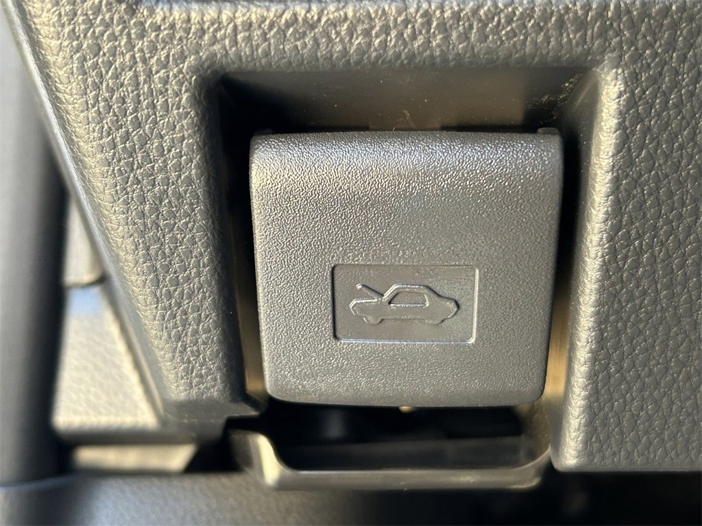 Used 2025 Toyota Prius XLE image 19