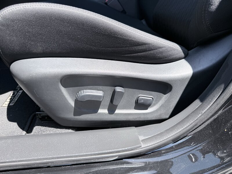 Used 2018 Nissan Rogue SV w/ Premium Package FWD image 24