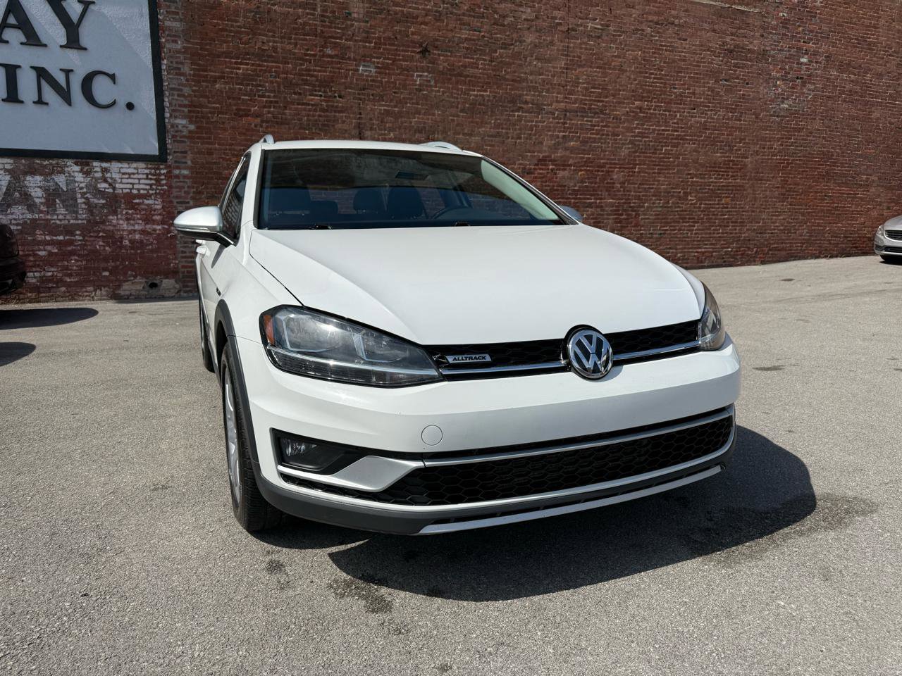 Used 2019 Volkswagen Golf Alltrack S image 2