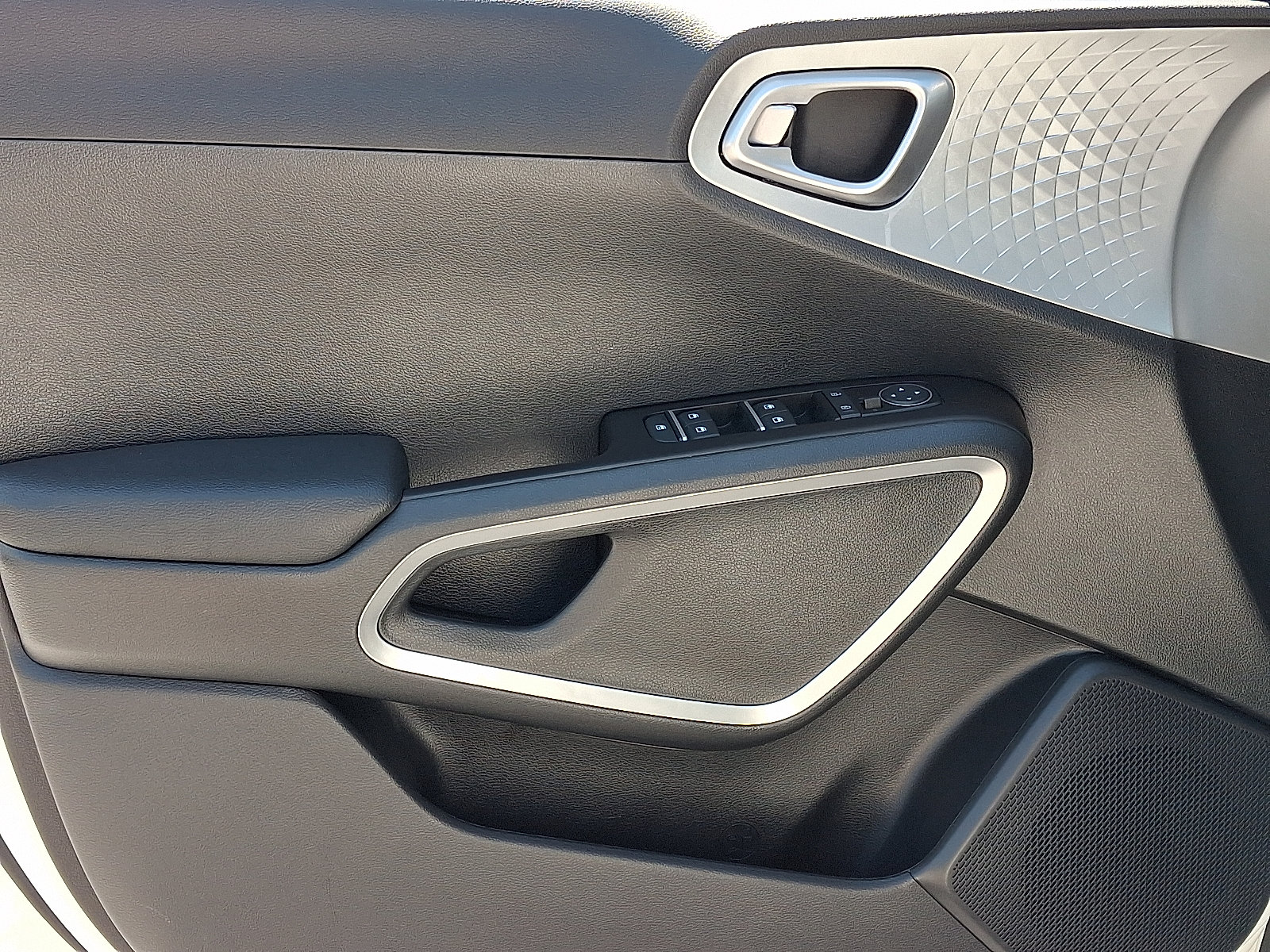 Used 2025 Kia Soul LX w/ LX Technology Package FWD image 14