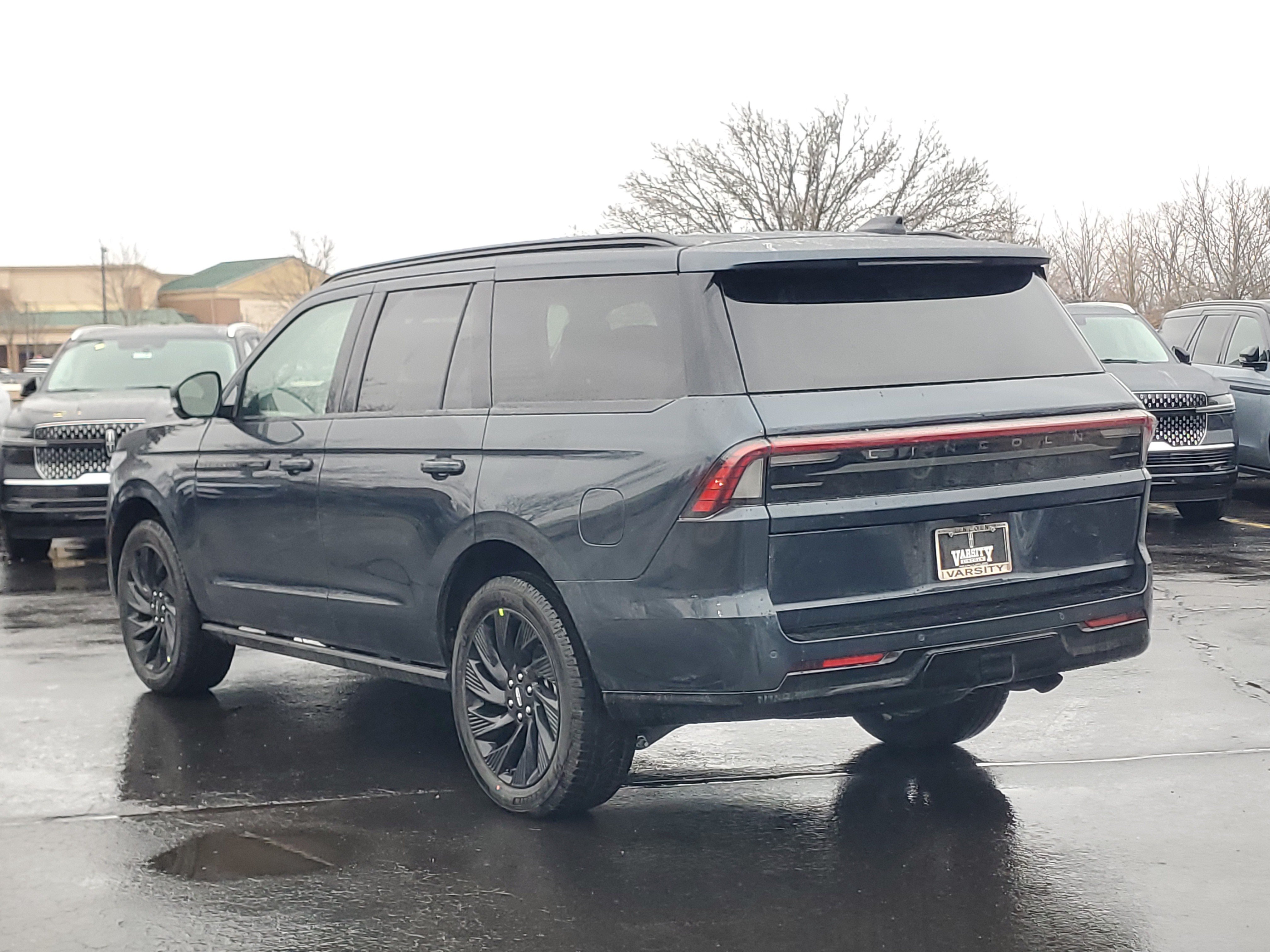 New 2026 Lincoln Navigator Reserve w/ Jet Appearance Package AWD/4WD image 3