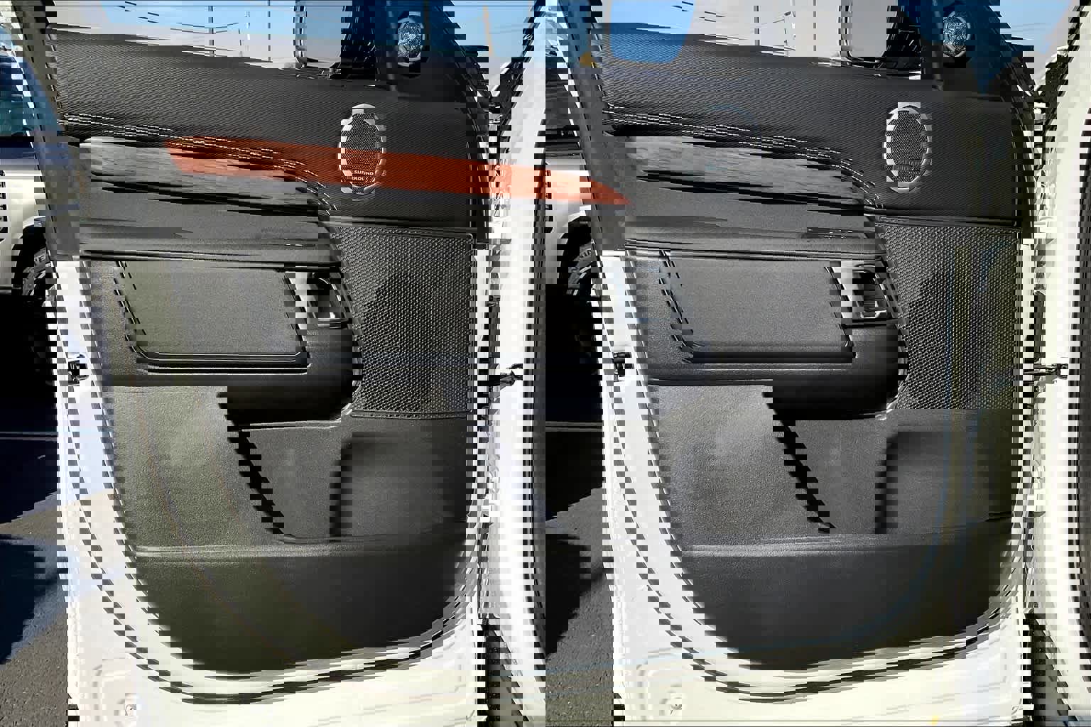 New 2025 Land Rover Discovery Dynamic SE image 24