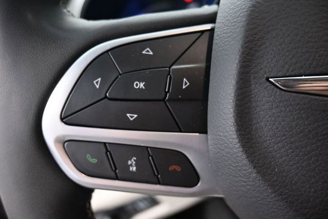 Used 2023 Chrysler Pacifica Touring-L FWD image 27