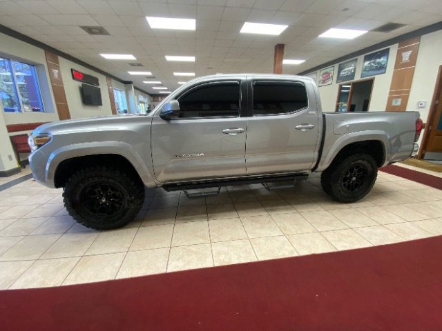 Used 2020 Toyota Tacoma SR5 RWD image 2