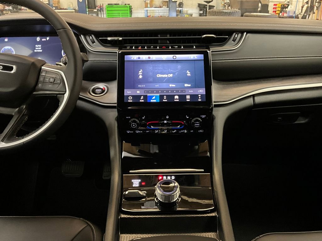 New 2025 Jeep Grand Cherokee Limited w/ Trailer Tow Package image 18