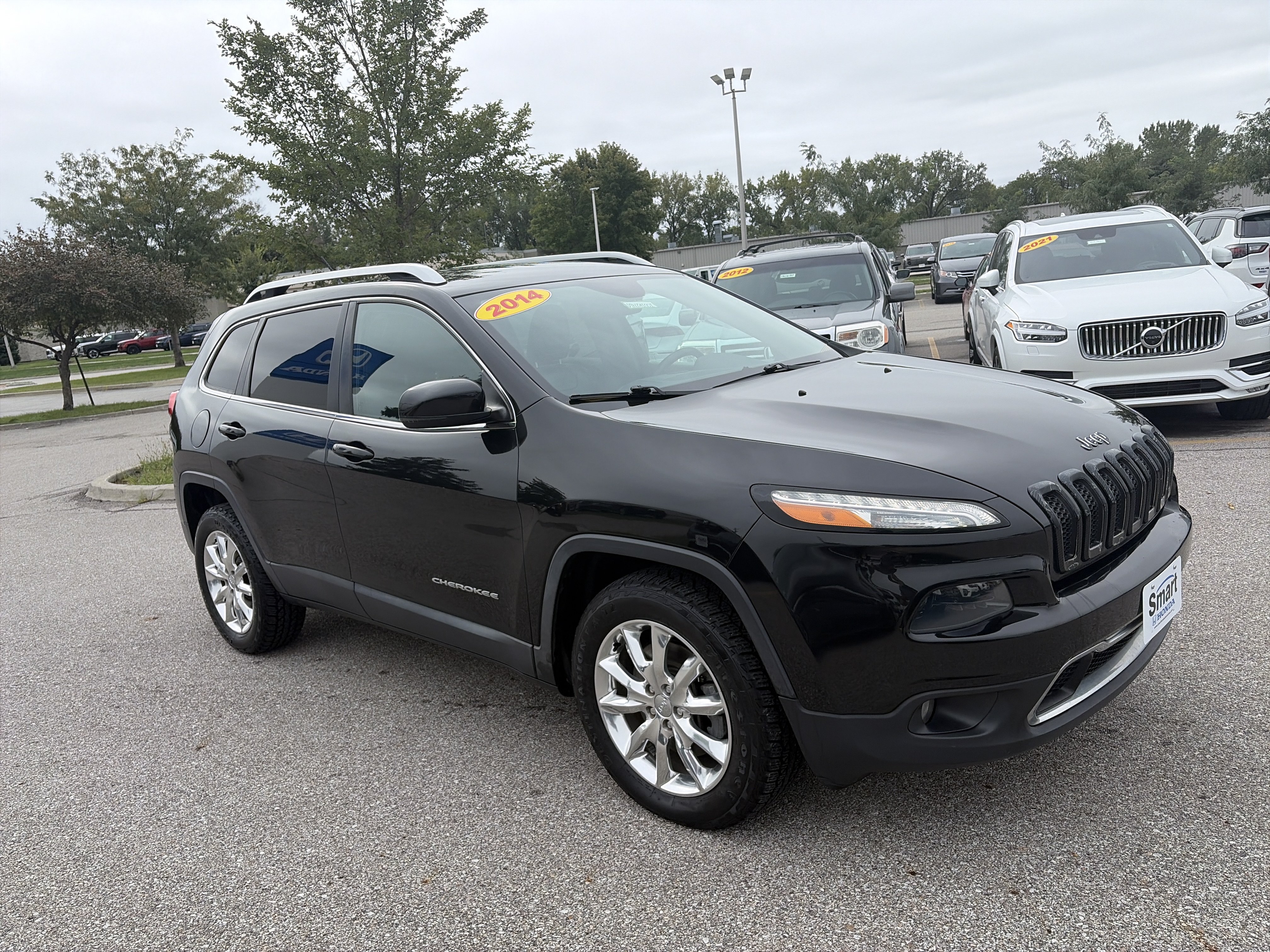 Used 2014 Jeep Cherokee Limited w/ Luxury Group AWD/4WD image 3