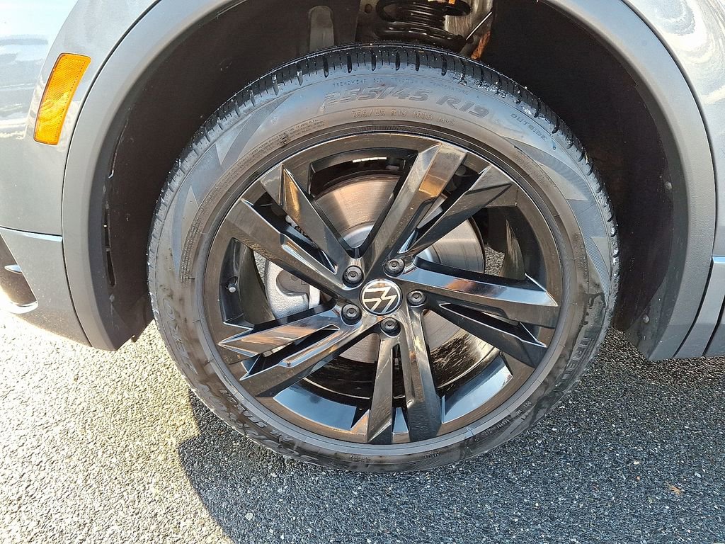 Used 2024 Volkswagen Tiguan SE R-Line image 8