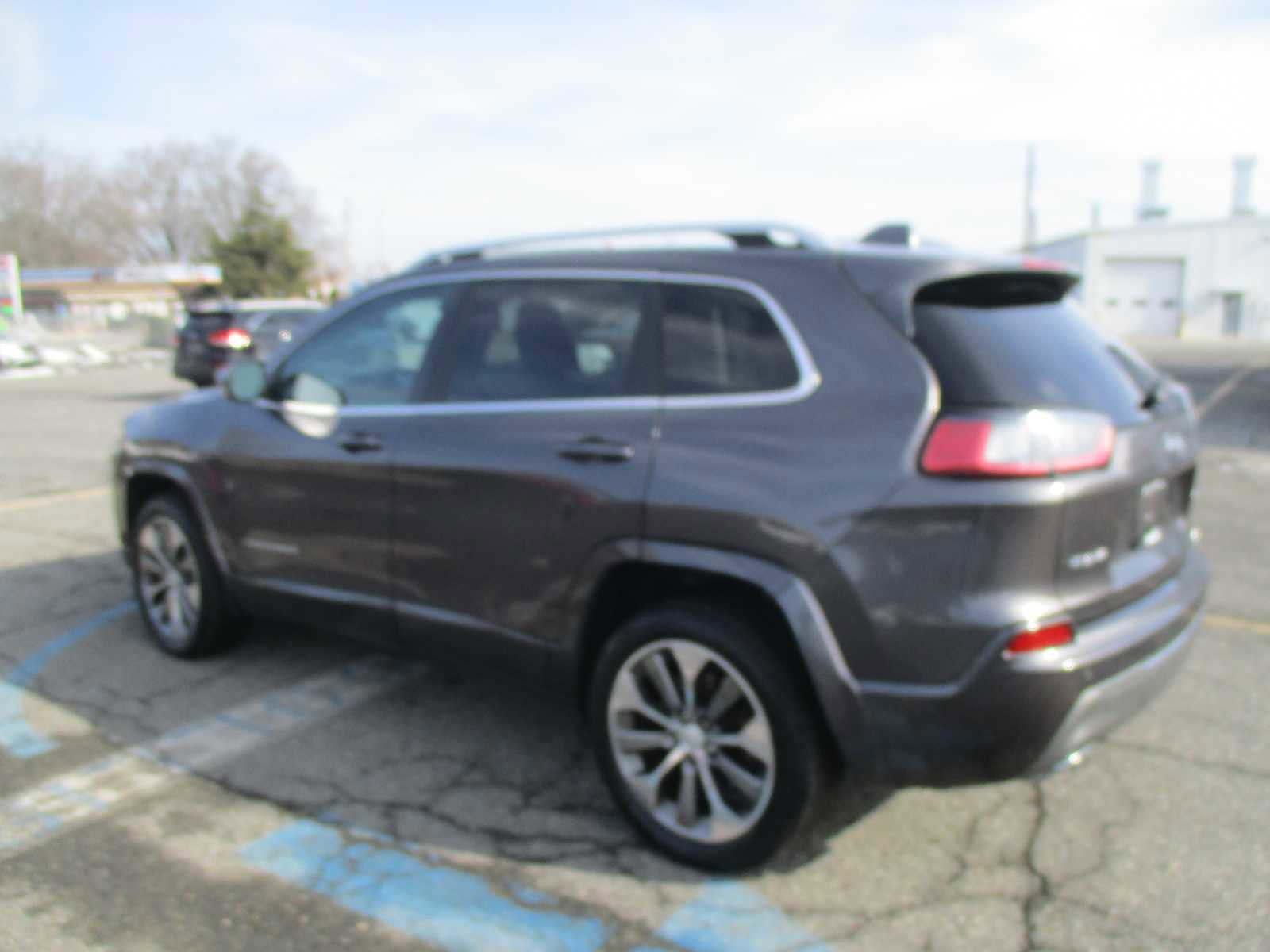 Used 2019 Jeep Cherokee Overland w/ Technology Group image 4